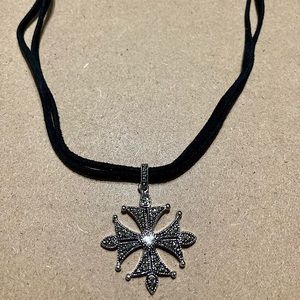 Charm Black suede choker